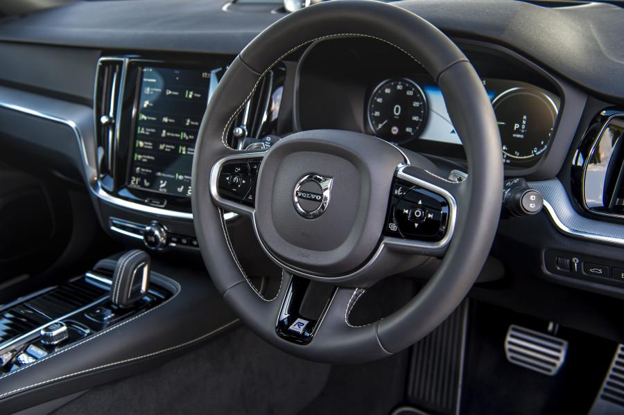 Интерьер Volvo V60 T8 R-Design 2019 года  (UK) (фото 5 из 32)